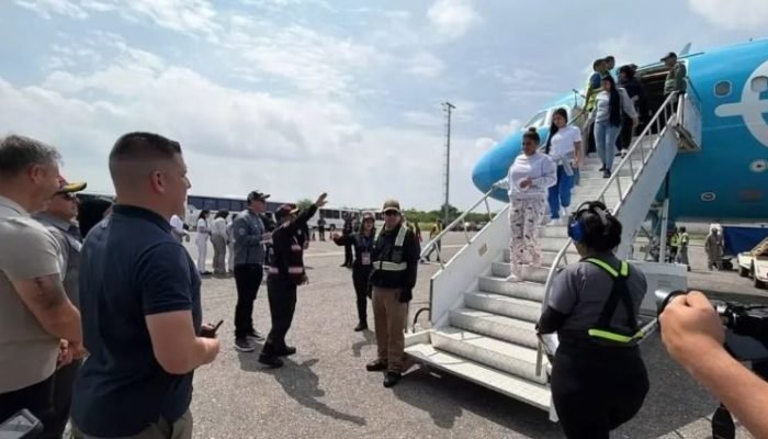 Venezuela retoma voos de repatriação após terremotos interromperem operações