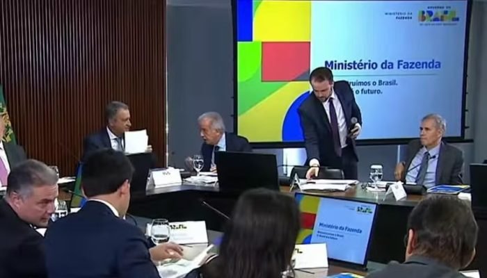 José Múcio conversa com Rui Costa durante reunião ministerial — Foto: Reprodução