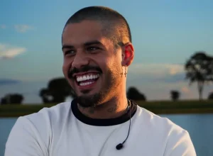 Zé Felipe comenta com humor sobre vida amorosa após pergunta de fã